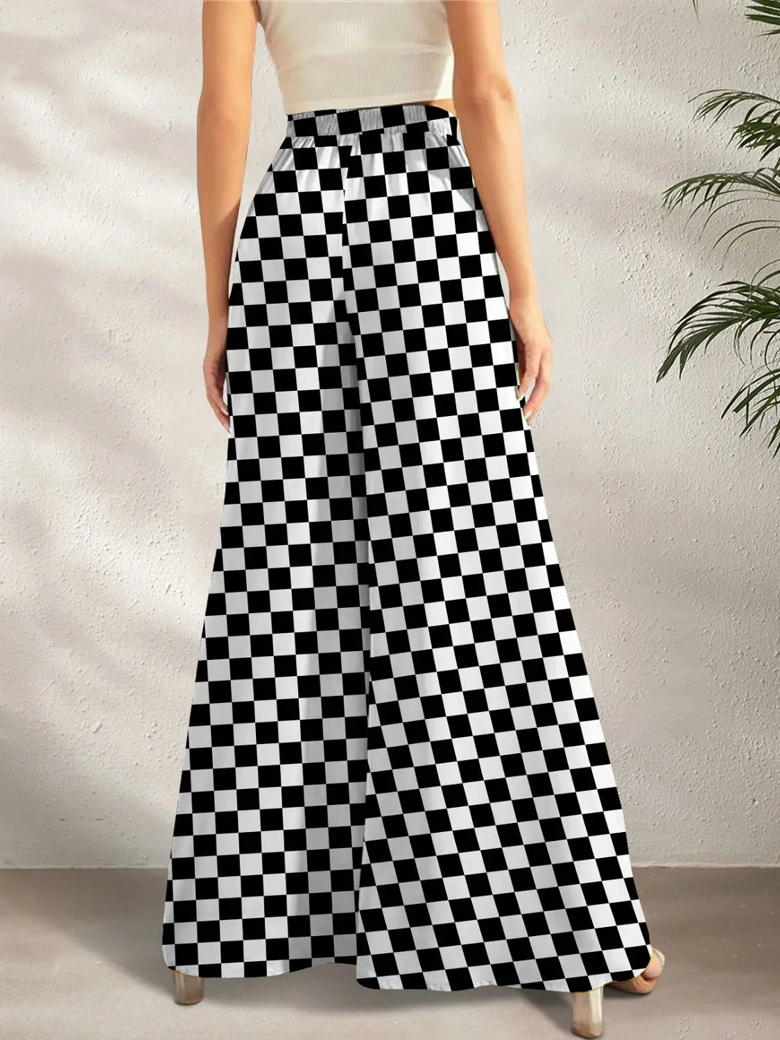 Printed wide leg pants with pockets.