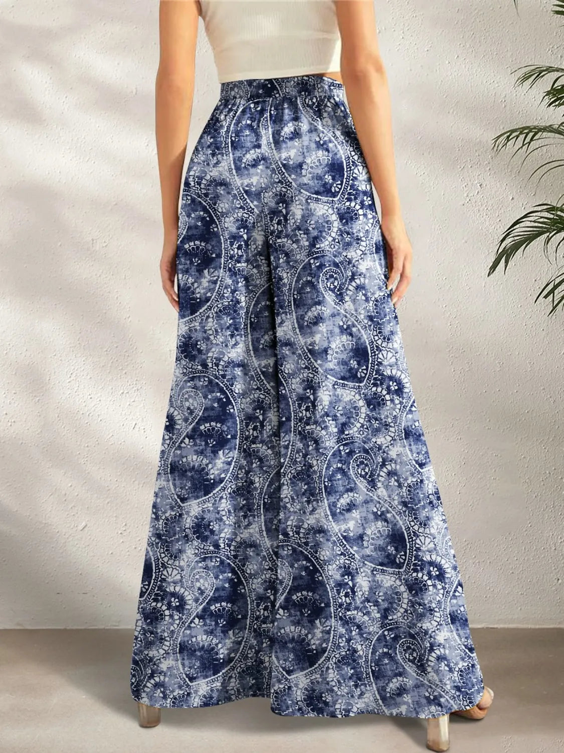 Printed wide leg pants with pockets.