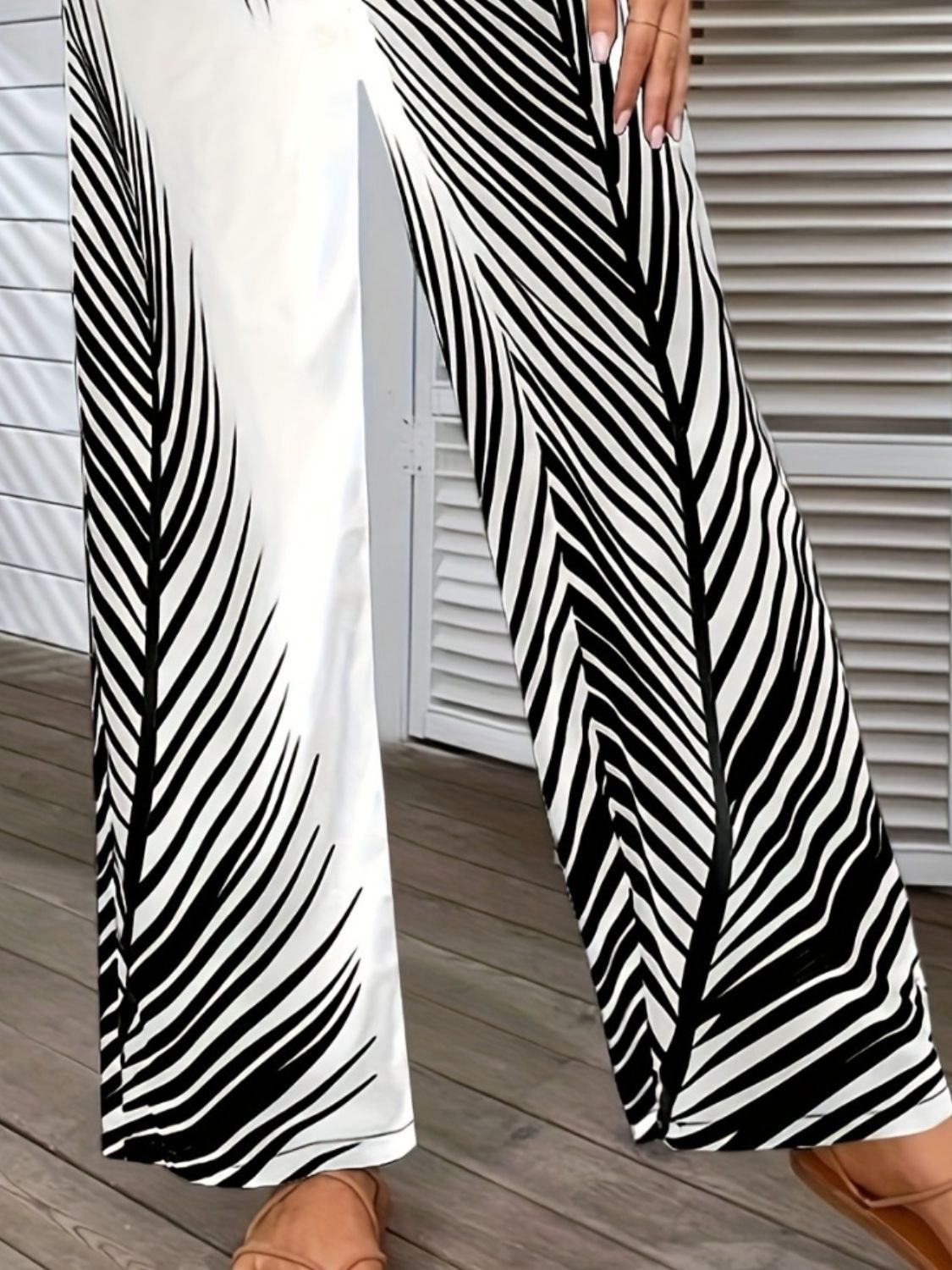 Printed wide leg pants, opaque.