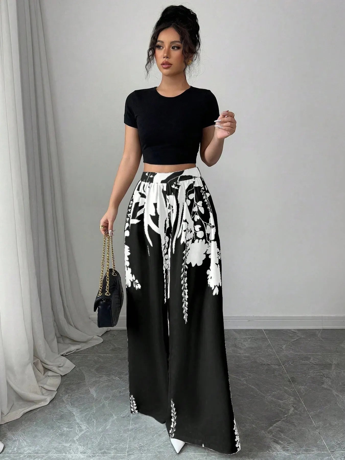 Printed wide leg pants with pleats and pockets.