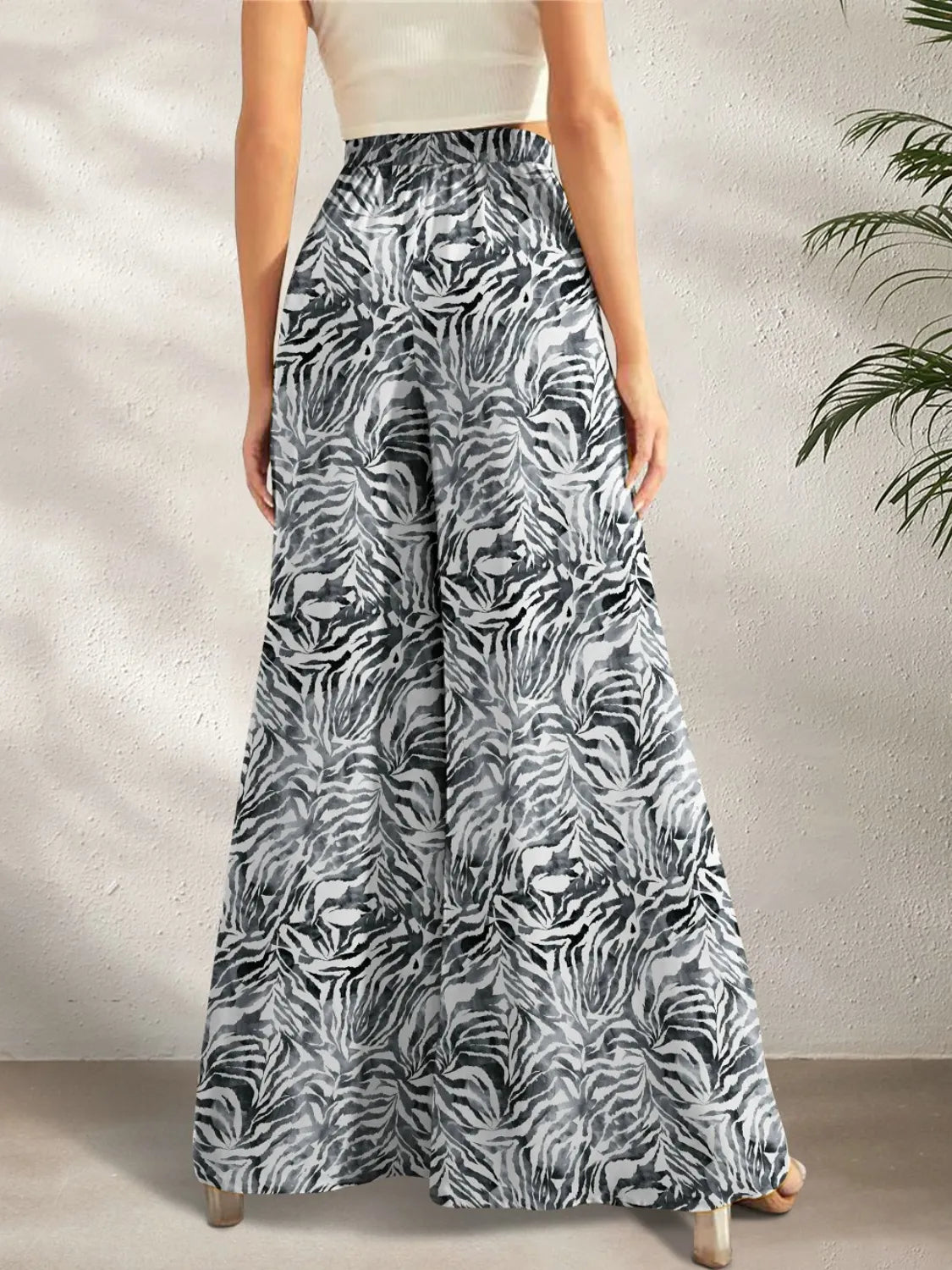 Printed wide leg pants with pockets.