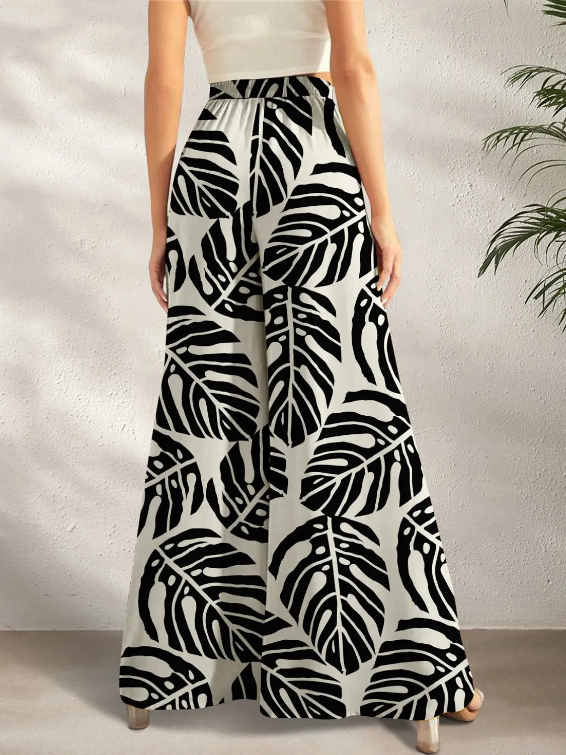 Printed wide leg pants with pockets.