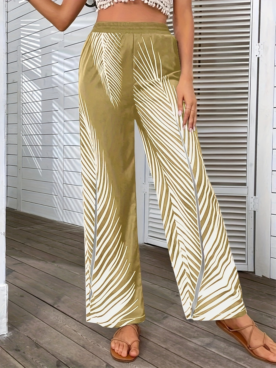 Printed wide leg pants, opaque.