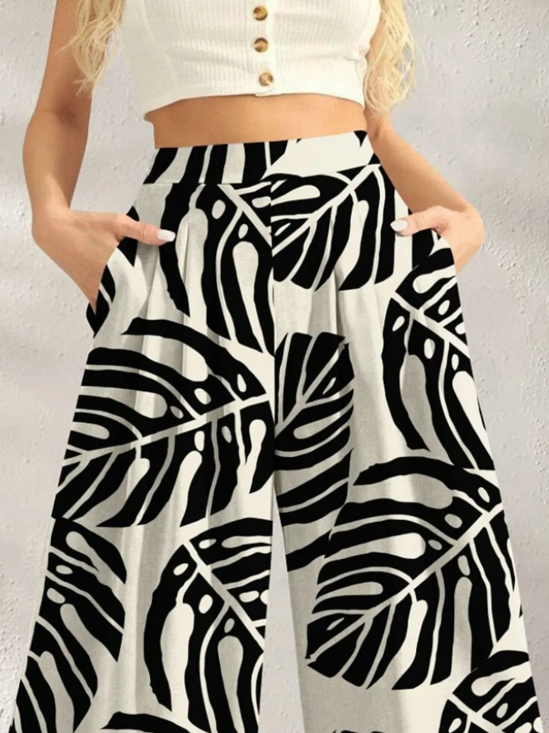 Printed wide leg pants with pockets.