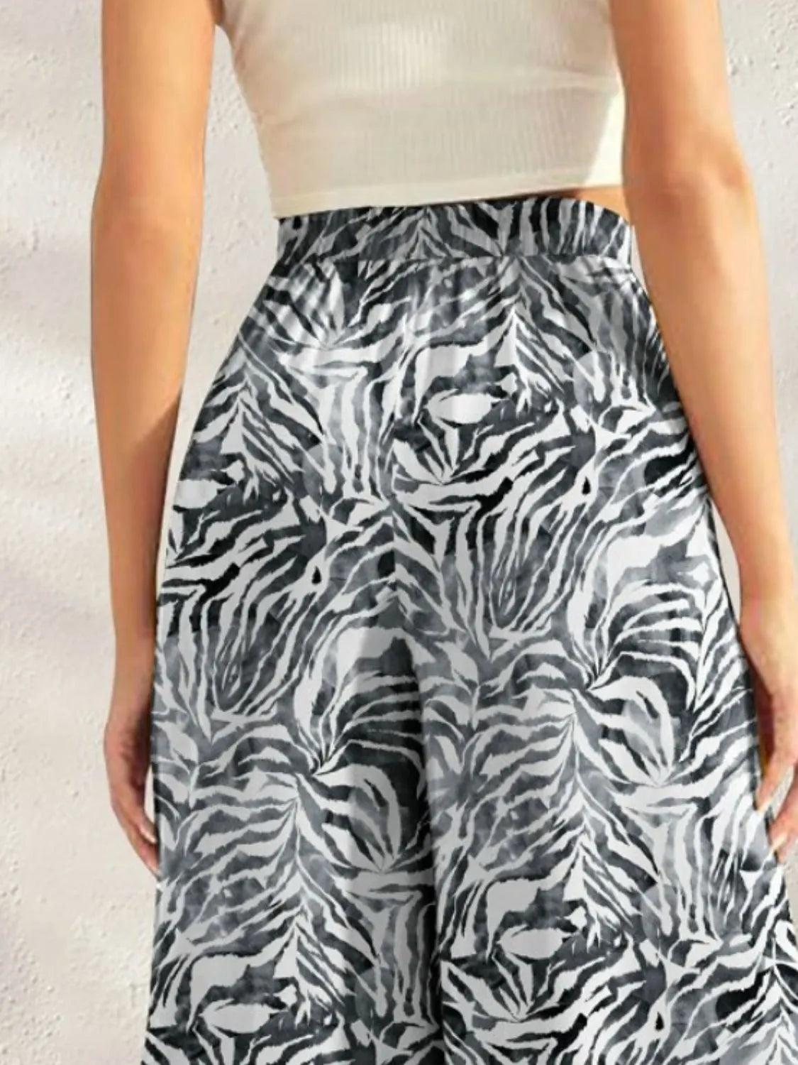 Printed wide leg pants with pockets.