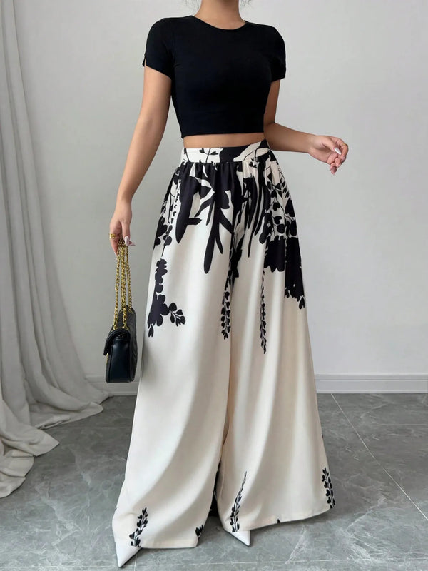 Printed wide leg pants with pleats and pockets.