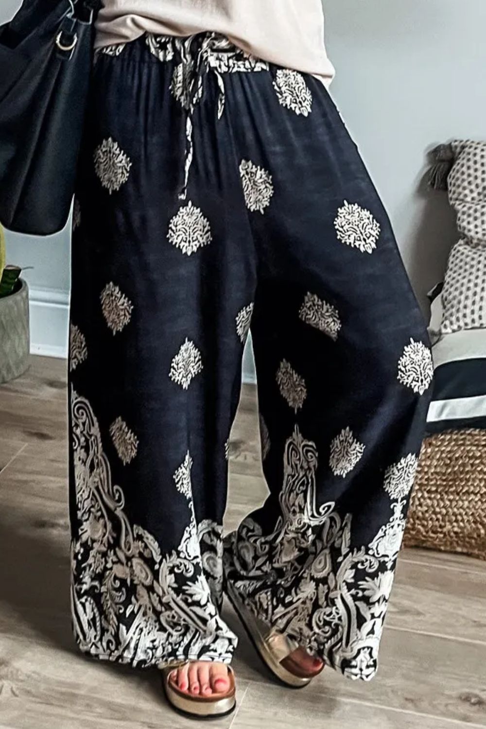 Printed wide leg pants with drawstring, opaque.