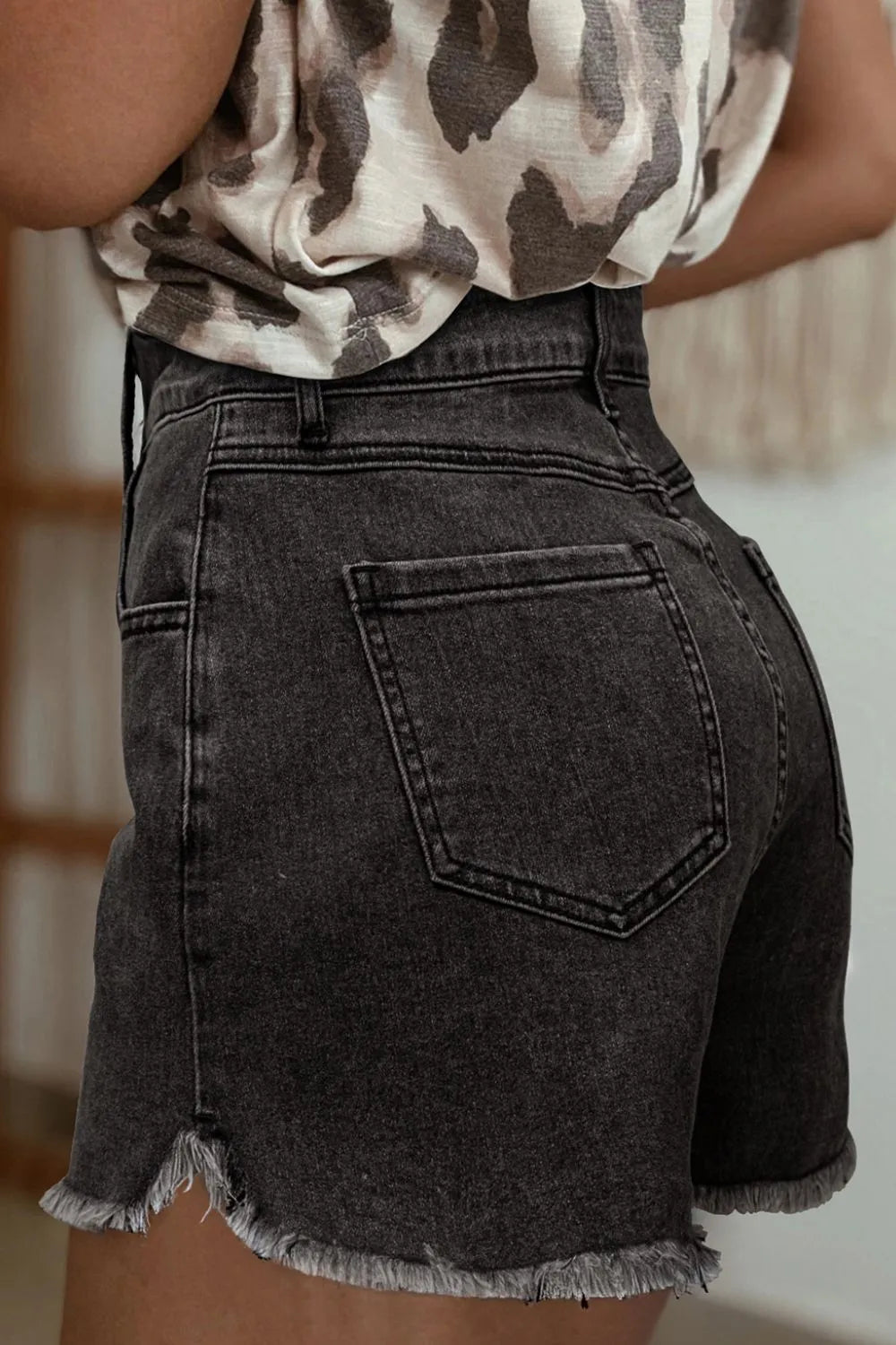 Cord rib shorts with band side slit, drawstring, and pockets.