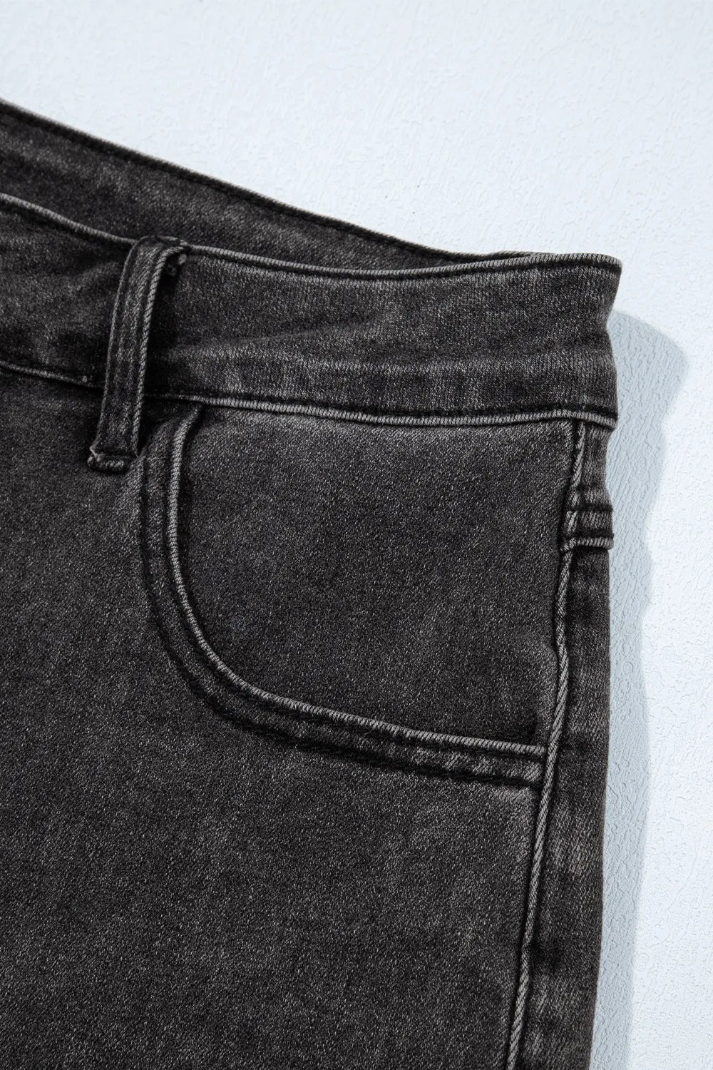 Cord rib shorts with band side slit, drawstring, and pockets.