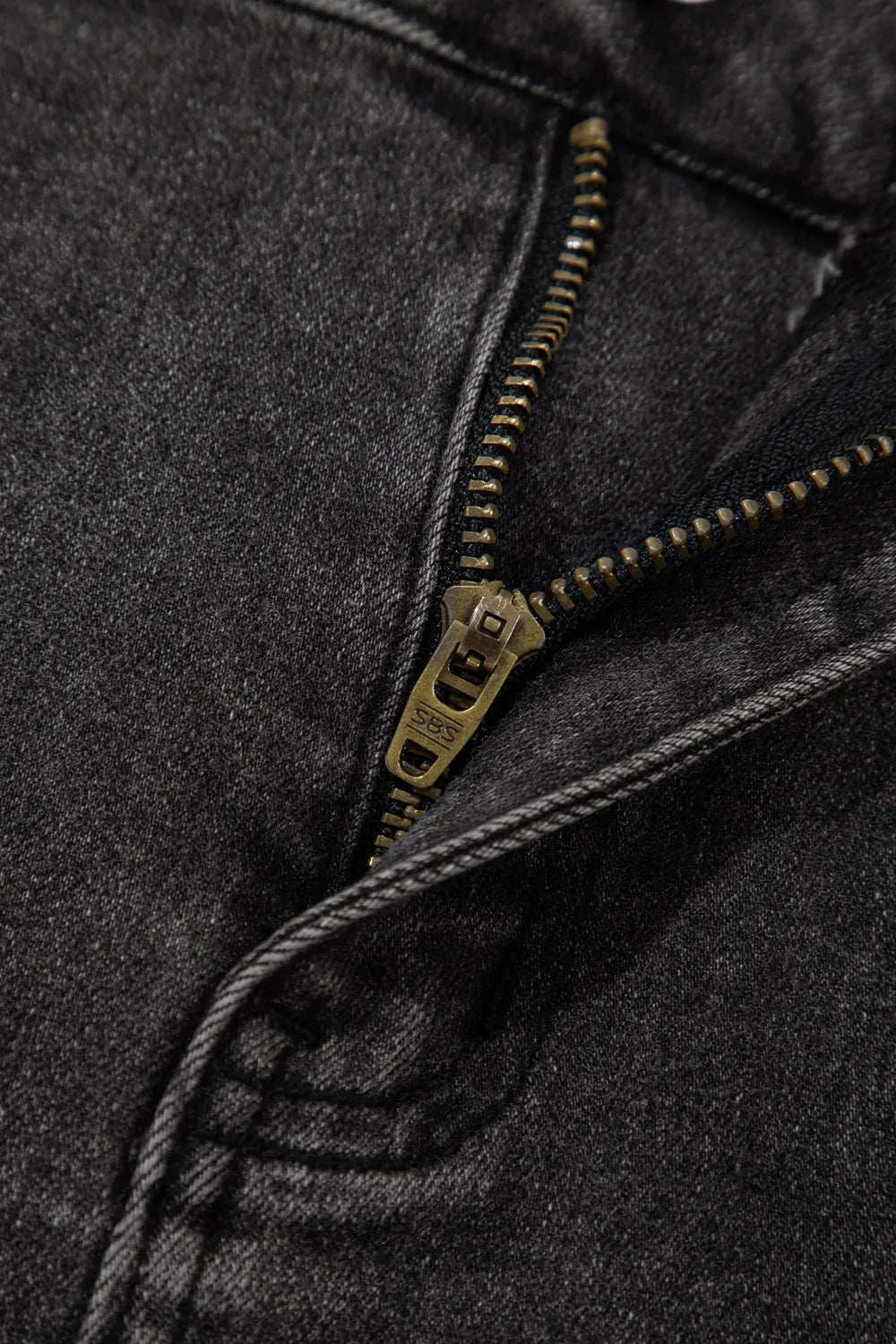 Cord rib shorts with band side slit, drawstring, and pockets.