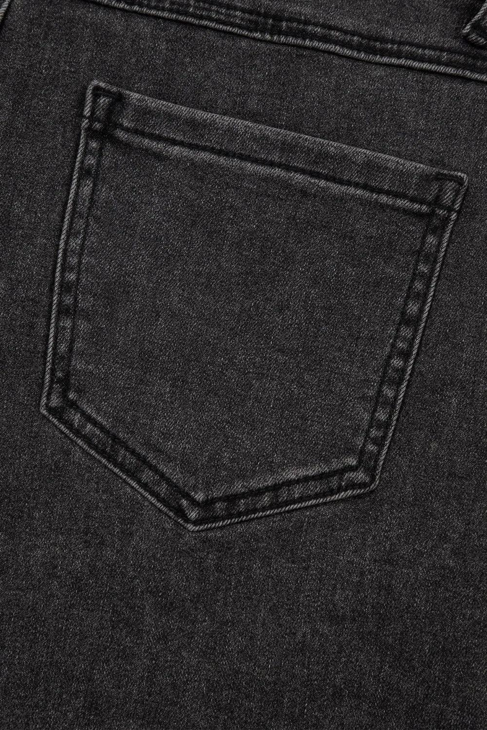 Cord rib shorts with band side slit, drawstring, and pockets.