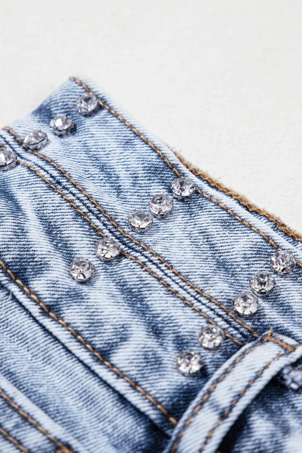 Cord rib shorts with band side slit, drawstring, and pockets.