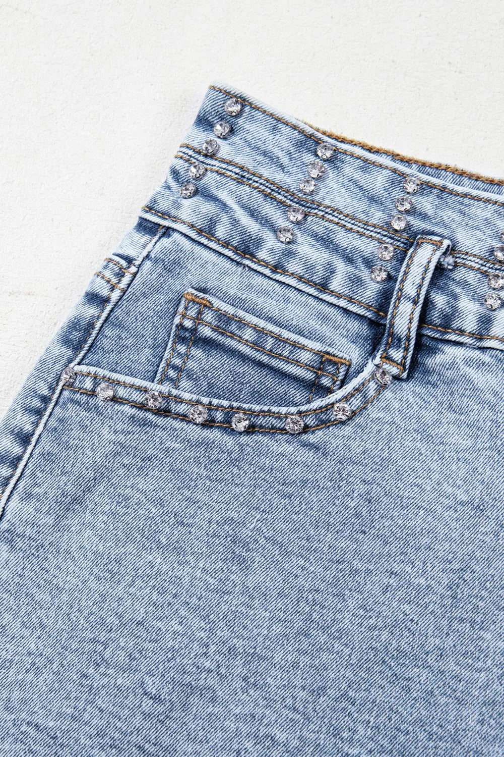 Cord rib shorts with band side slit, drawstring, and pockets.