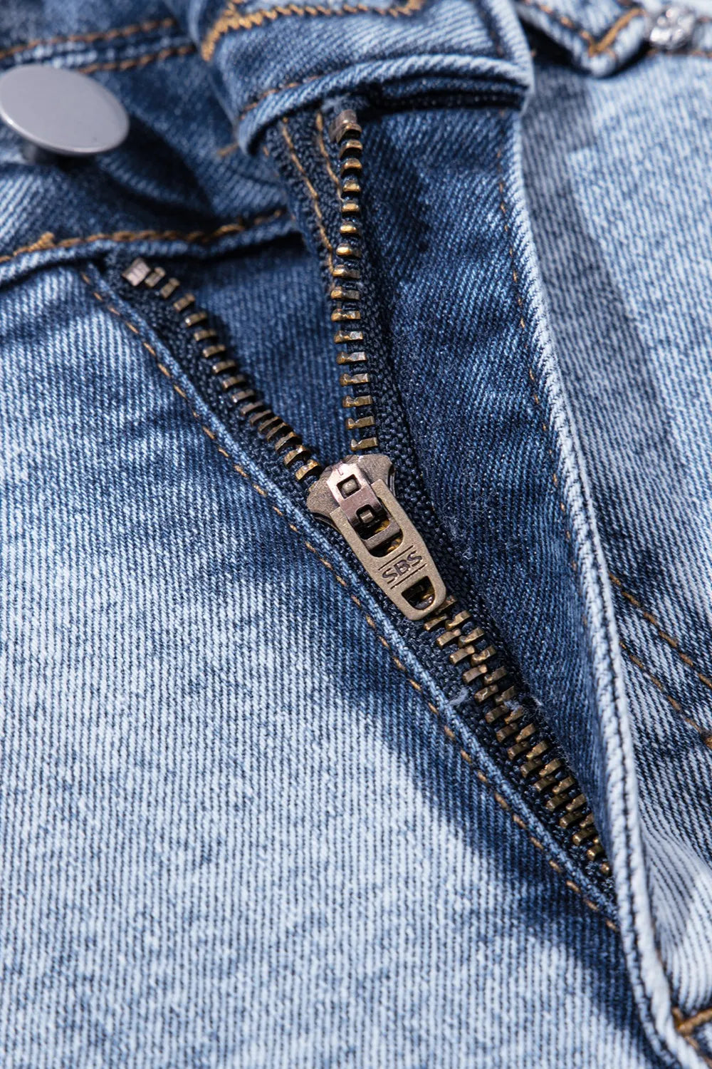 Cord rib shorts with band side slit, drawstring, and pockets.