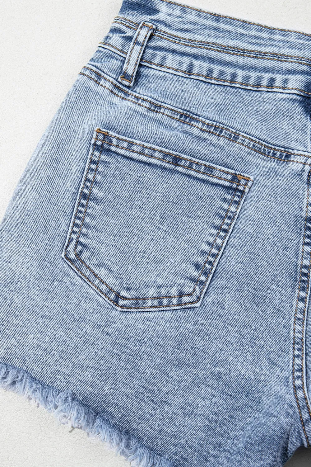 Cord rib shorts with band side slit, drawstring, and pockets.