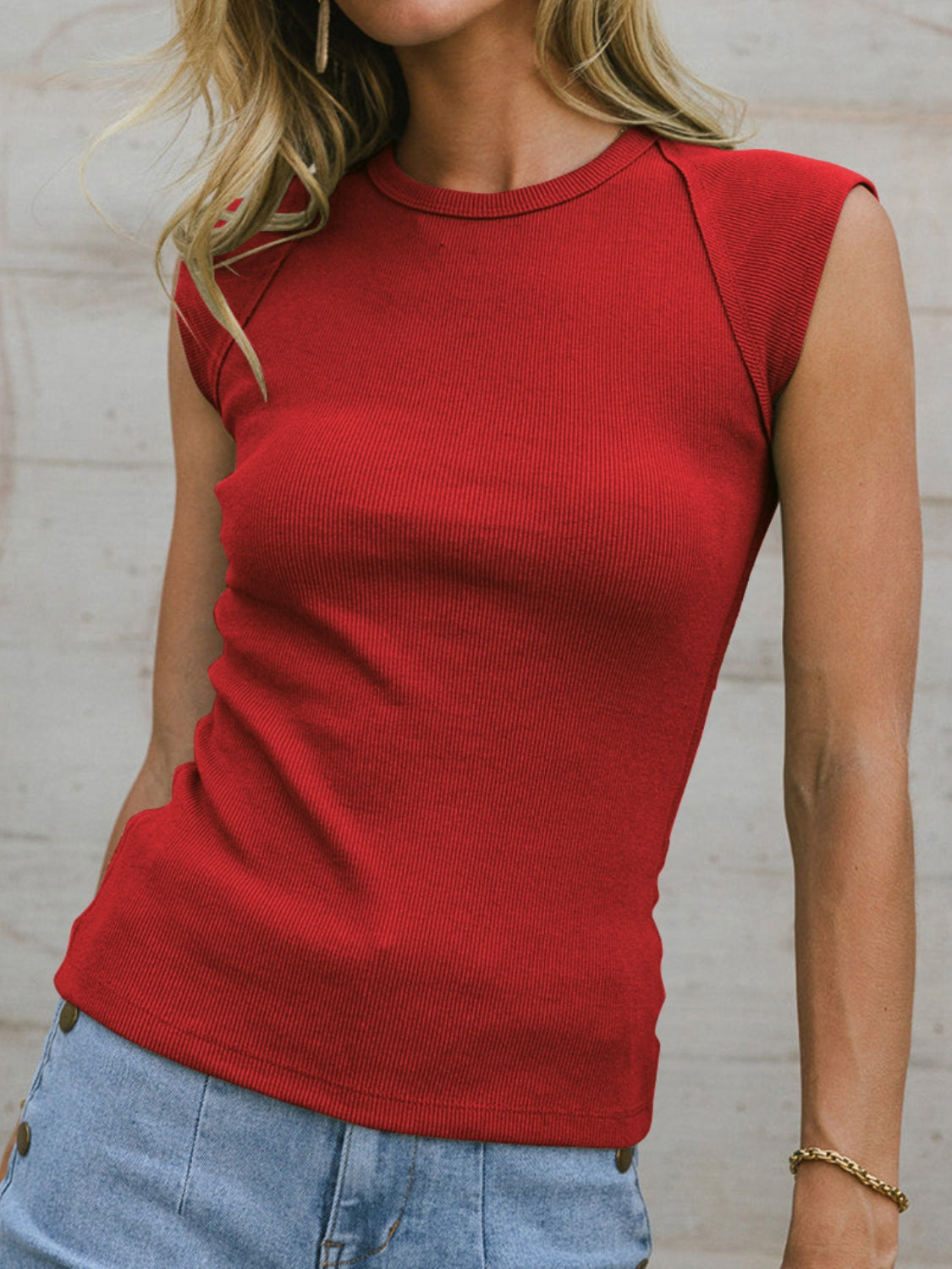 Ribbed round neck slim tank top.