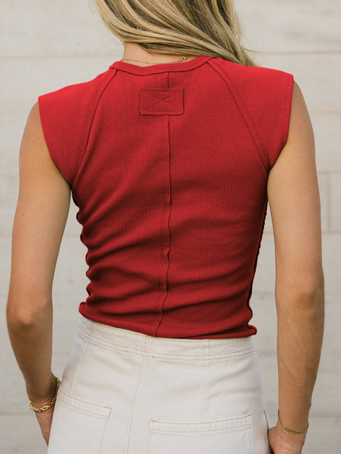 Ribbed round neck slim tank top.