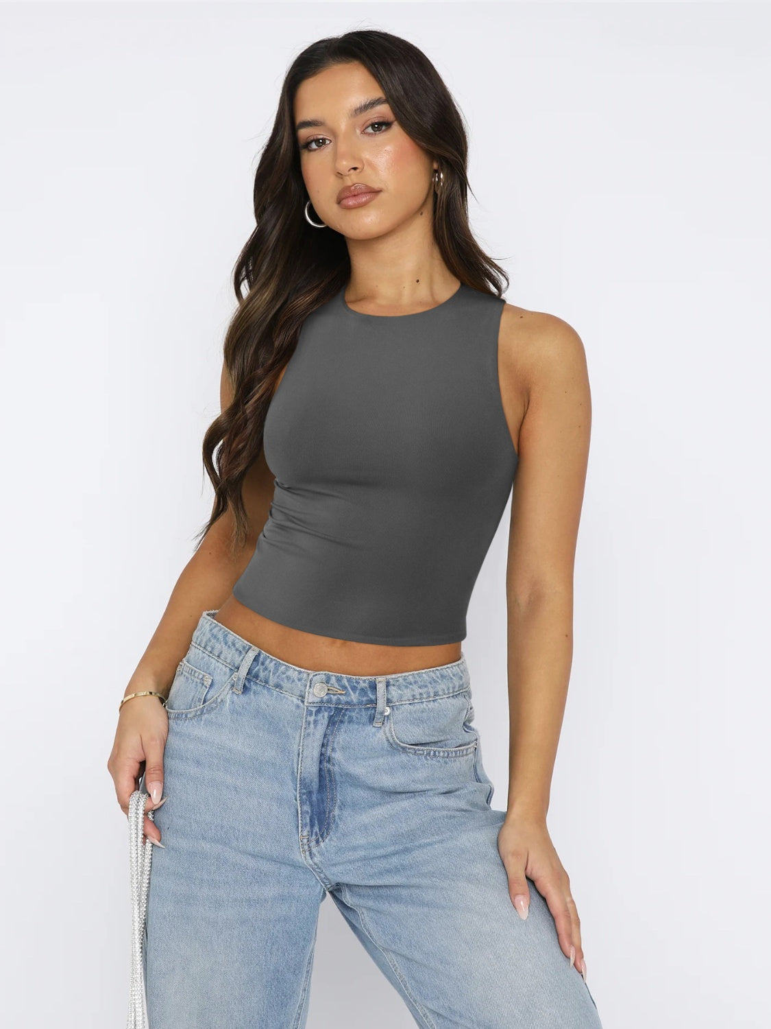 Round neck cropped tank top.