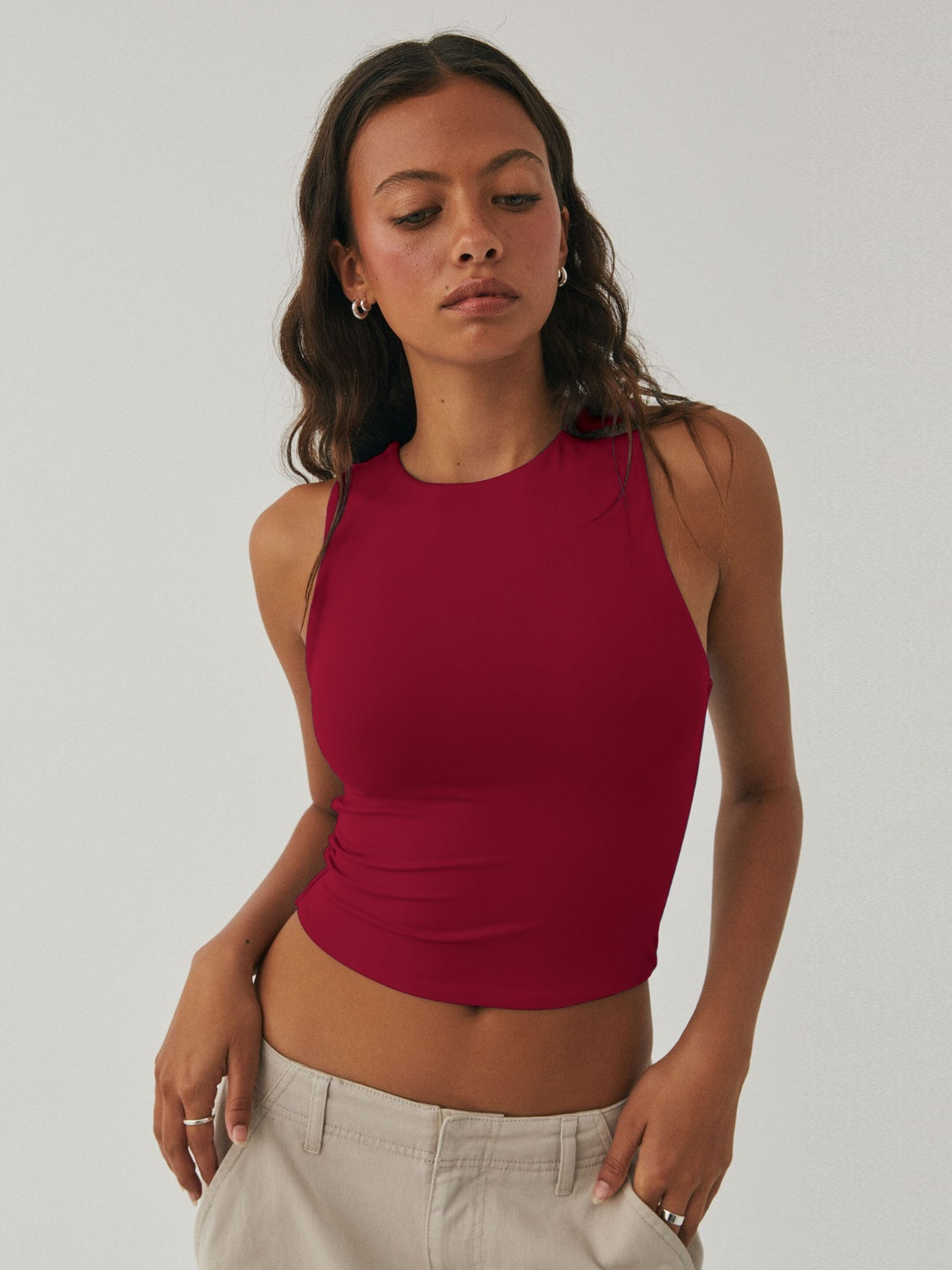 Round neck cropped tank top.