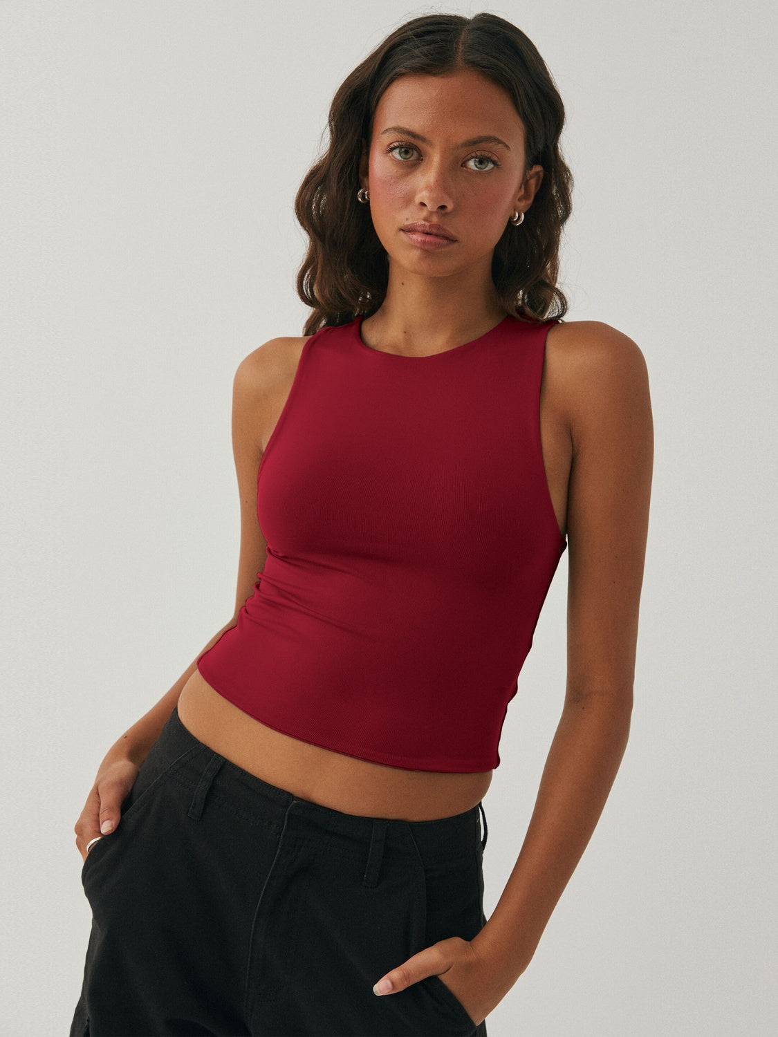 Round neck cropped tank top.