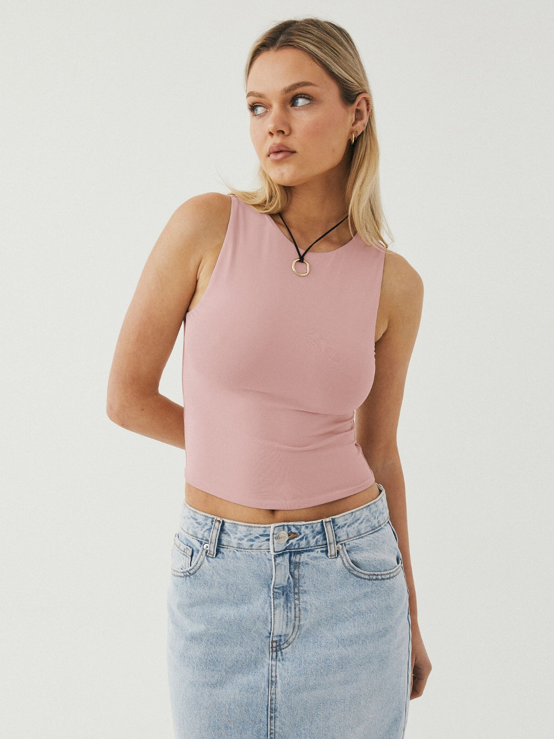 Round neck cropped tank top.