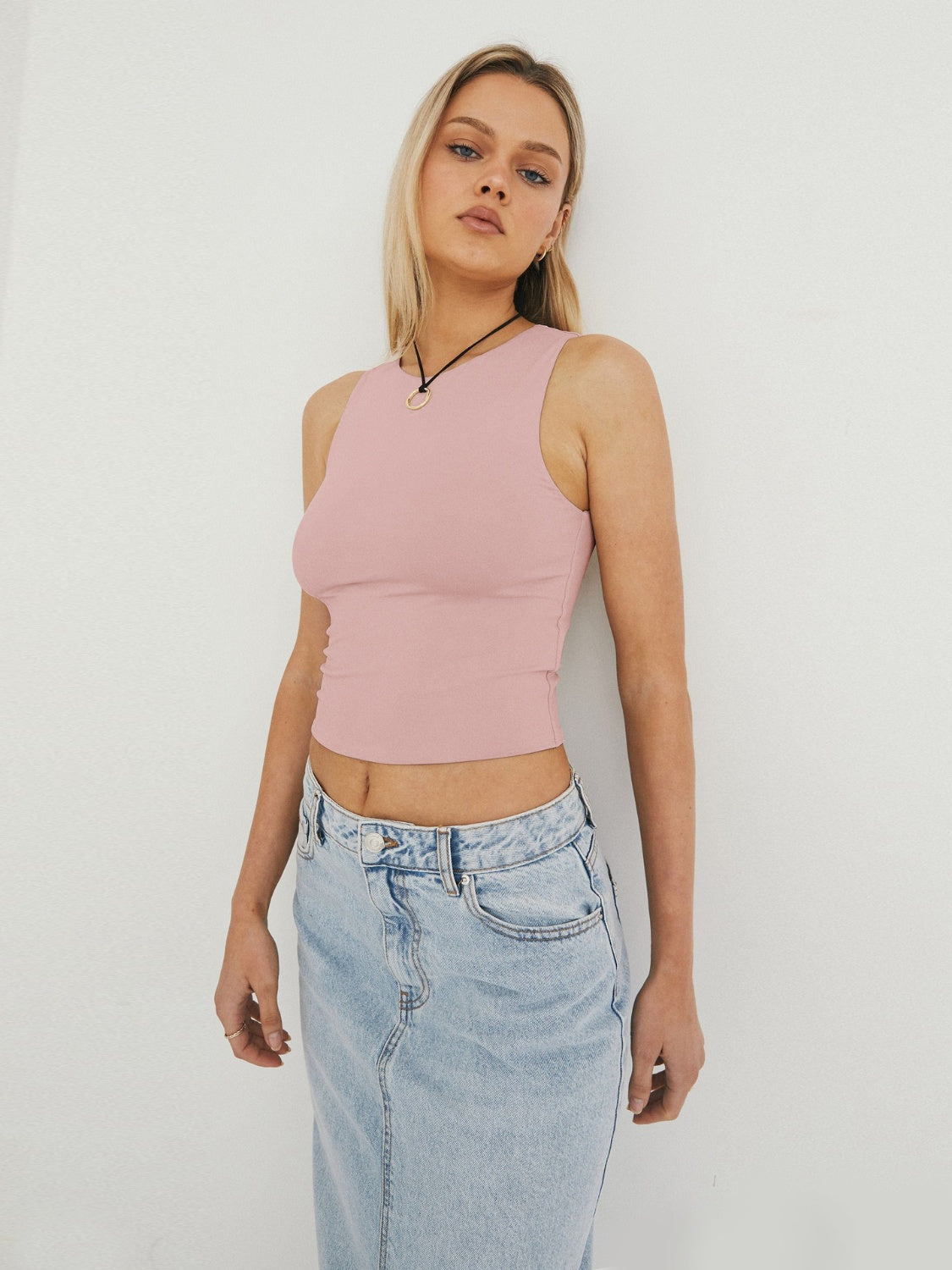 Round neck cropped tank top.