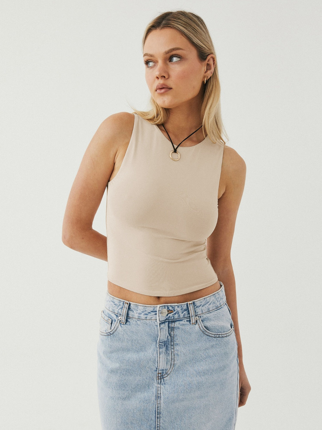 Round neck cropped tank top.