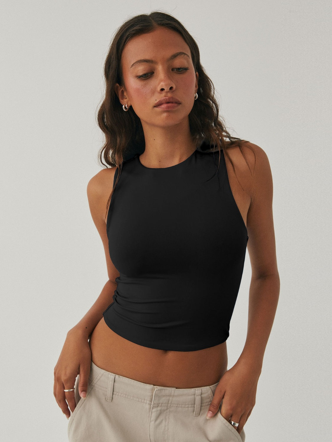 Round neck cropped tank top.