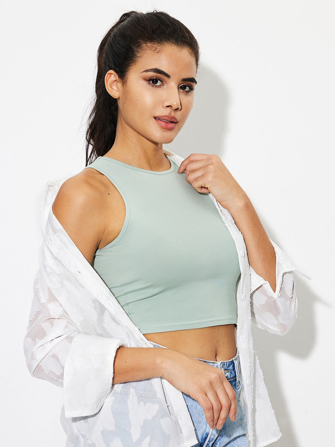 Round neck cropped tank top.