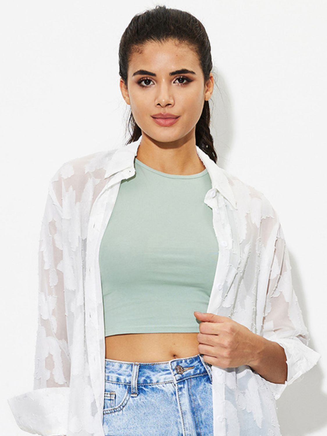 Round neck cropped tank top.