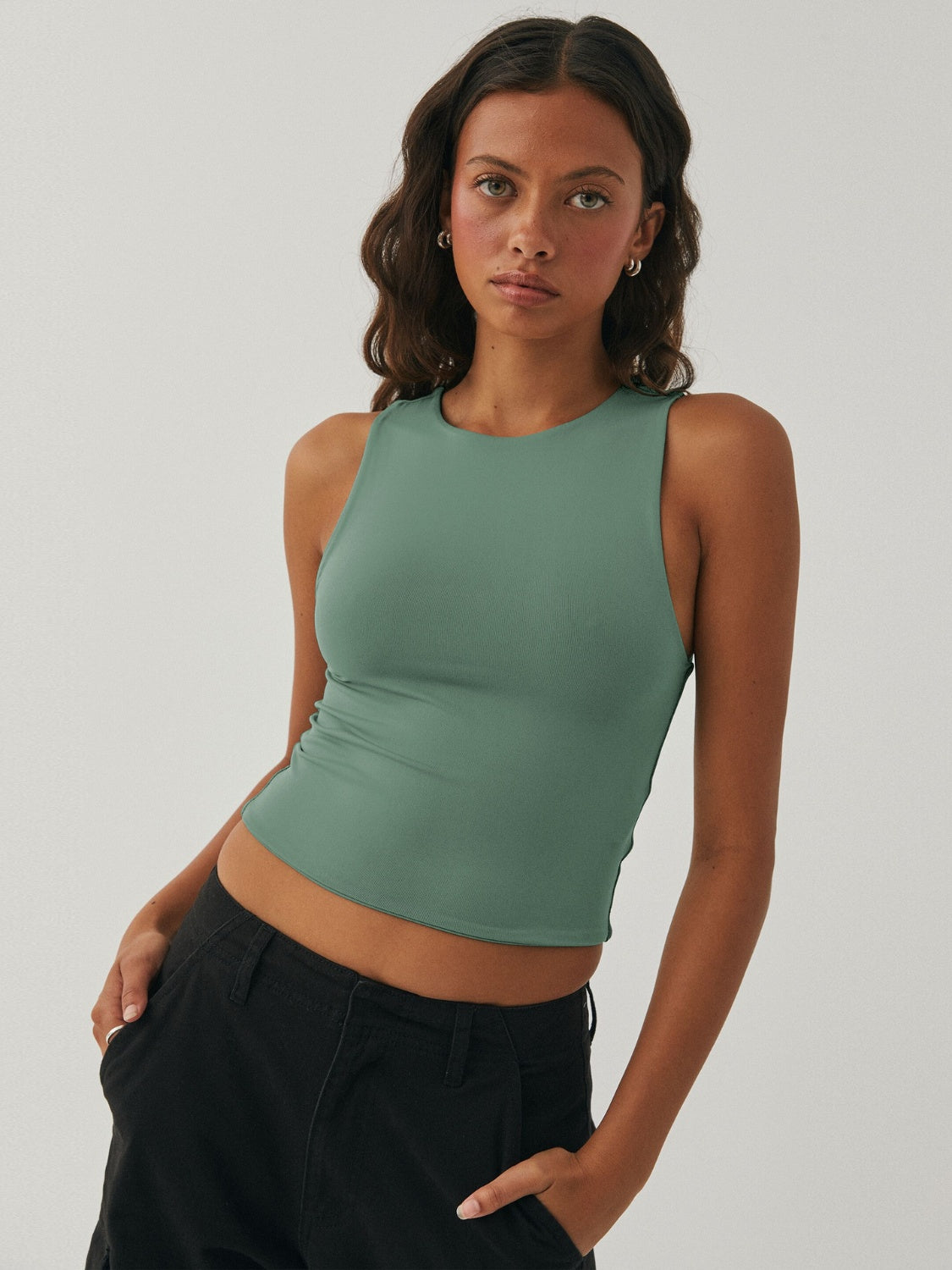 Round neck cropped tank top.
