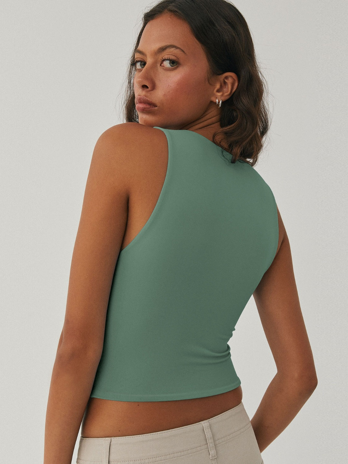 Round neck cropped tank top.