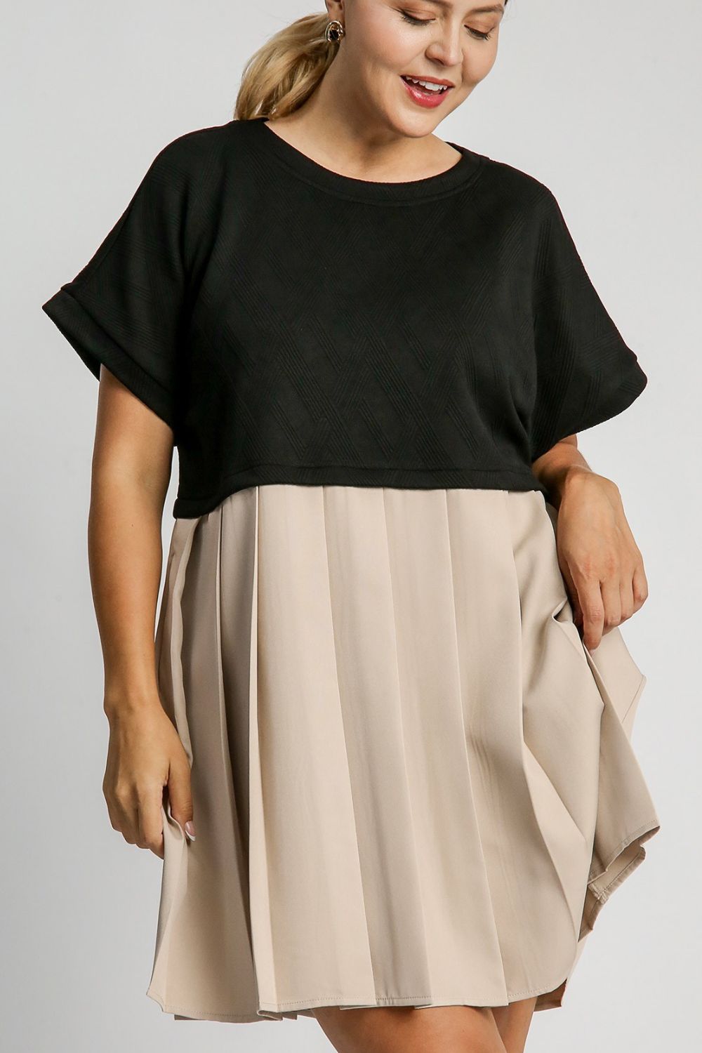 Umgee Full Size Round Neck Pleated Dress with Side Pockets Plus Size.