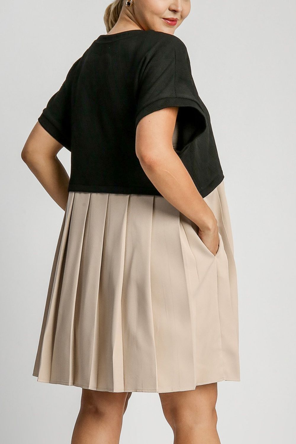 Umgee Full Size Round Neck Pleated Dress with Side Pockets Plus Size.