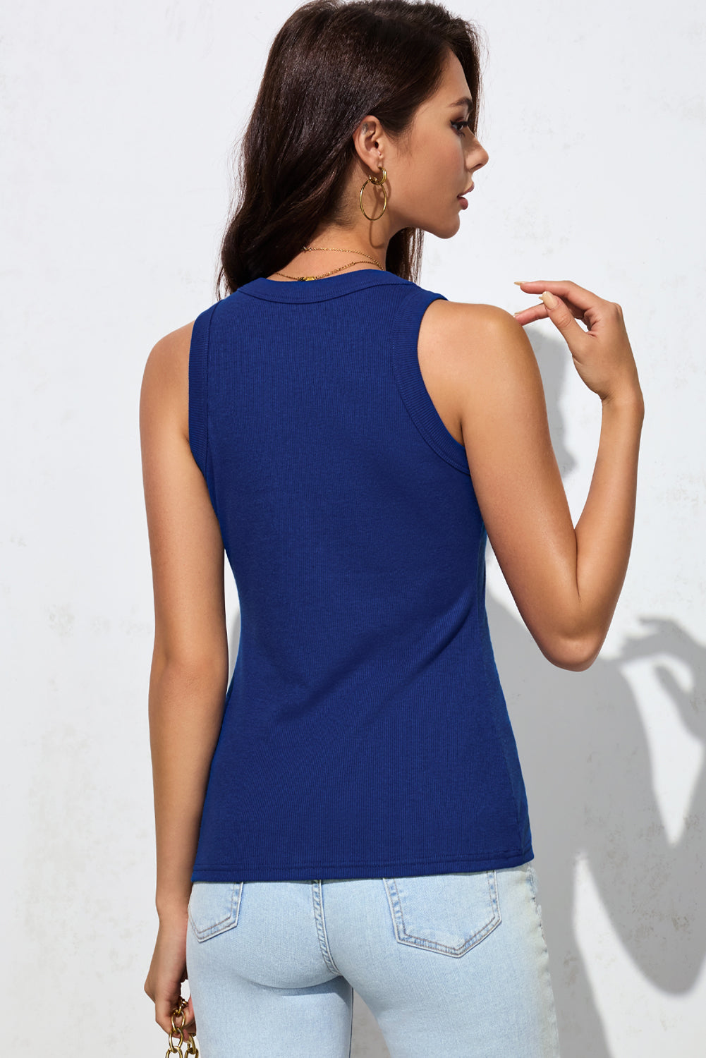 Round neck sleeveless tank top.
