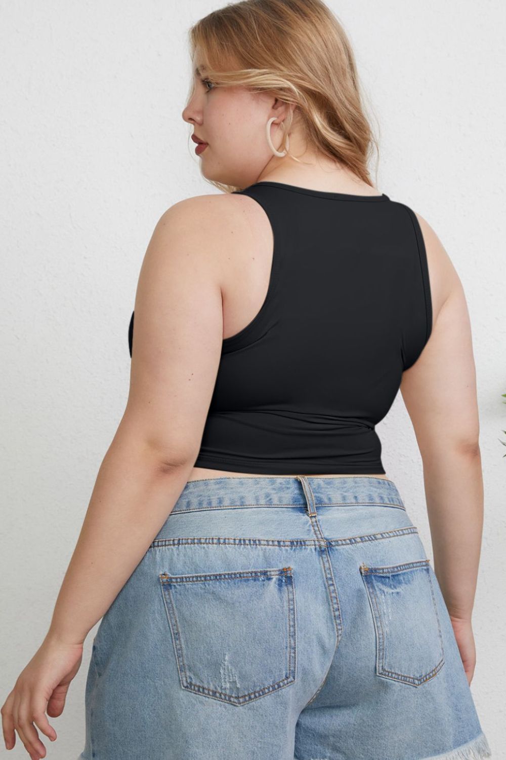 Full size round neck slim tank top.