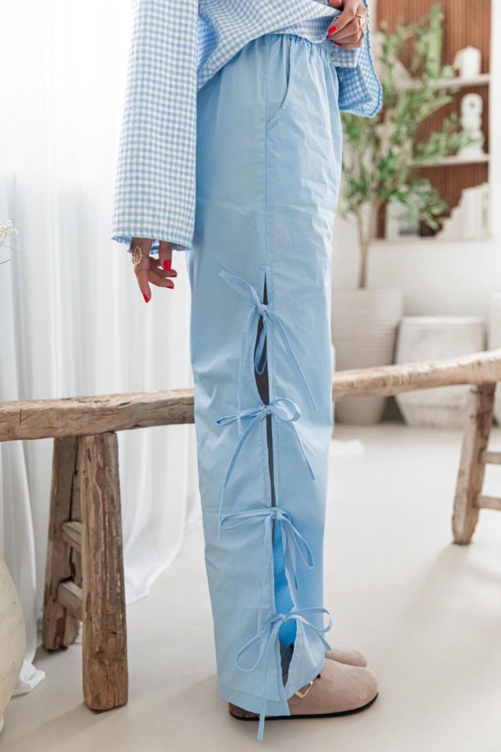 Side tied pants with pockets and slit, opaque.