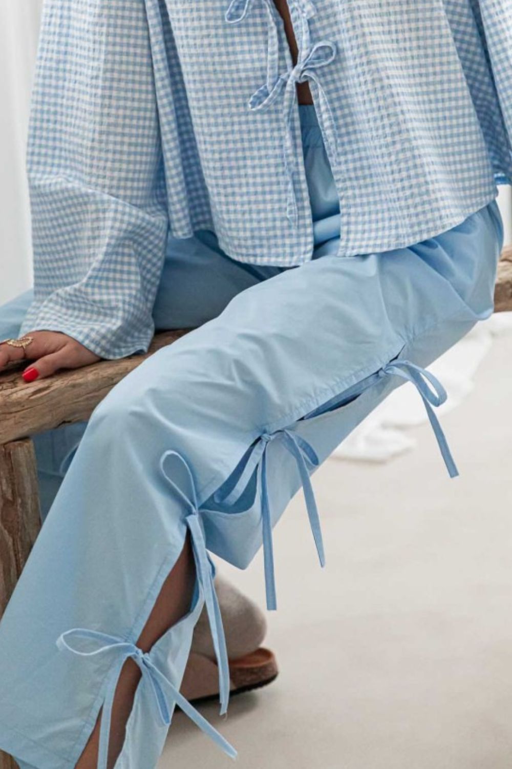 Side tied pants with pockets and slit, opaque.