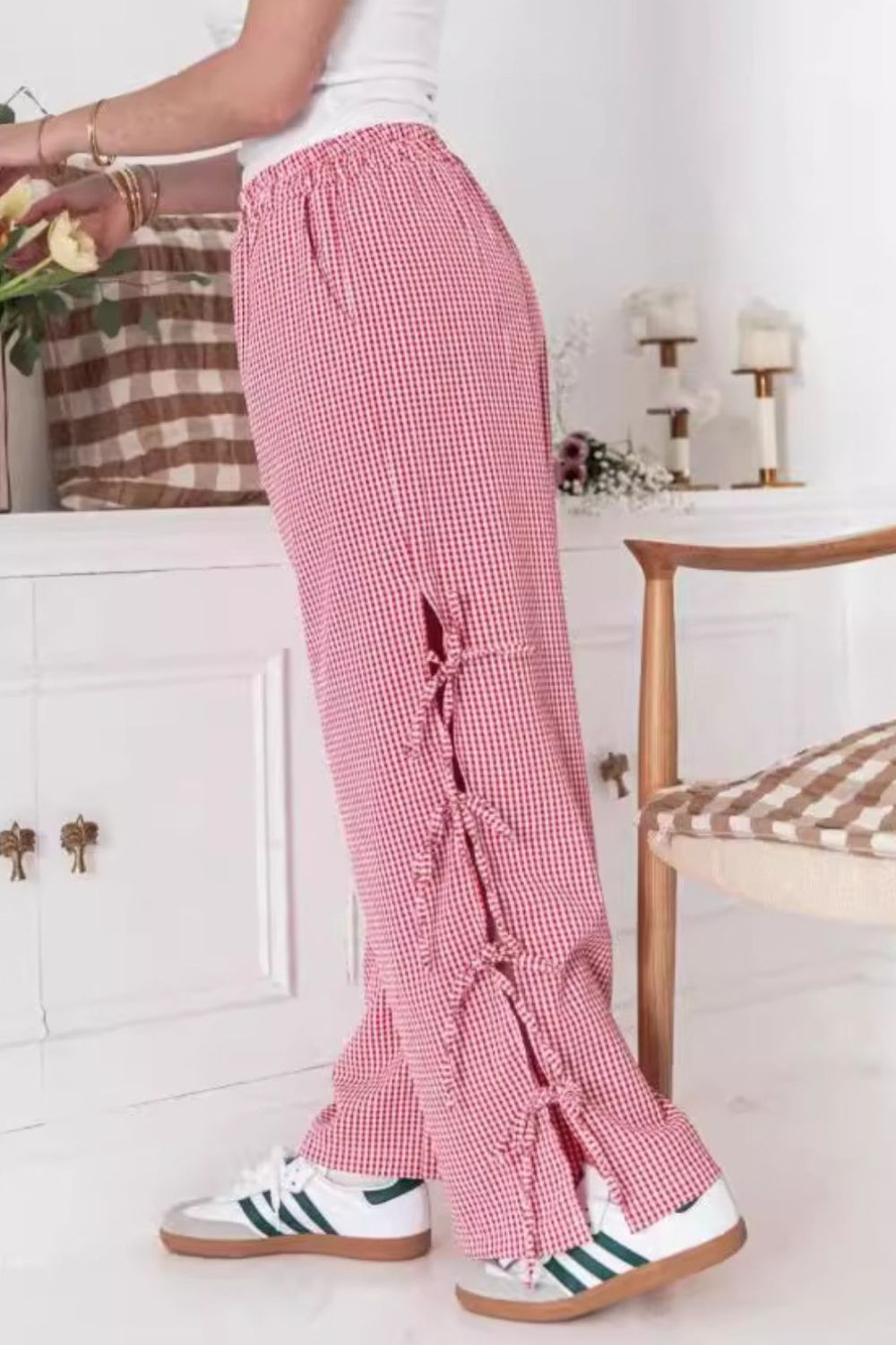 Side tied pants with pockets and slit, opaque.