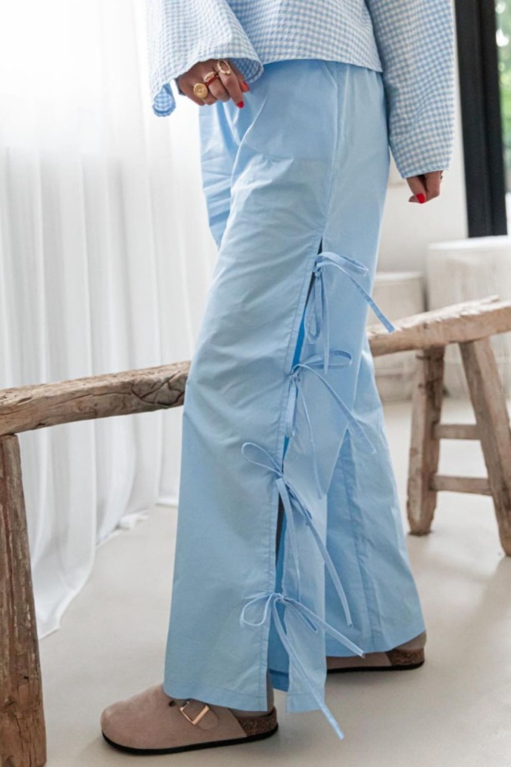 Side tied pants with pockets and slit, opaque.