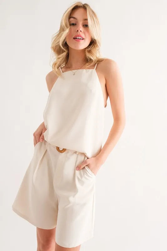 Sleeveless basic cami top with pockets and seam detail, slightly stretchy.