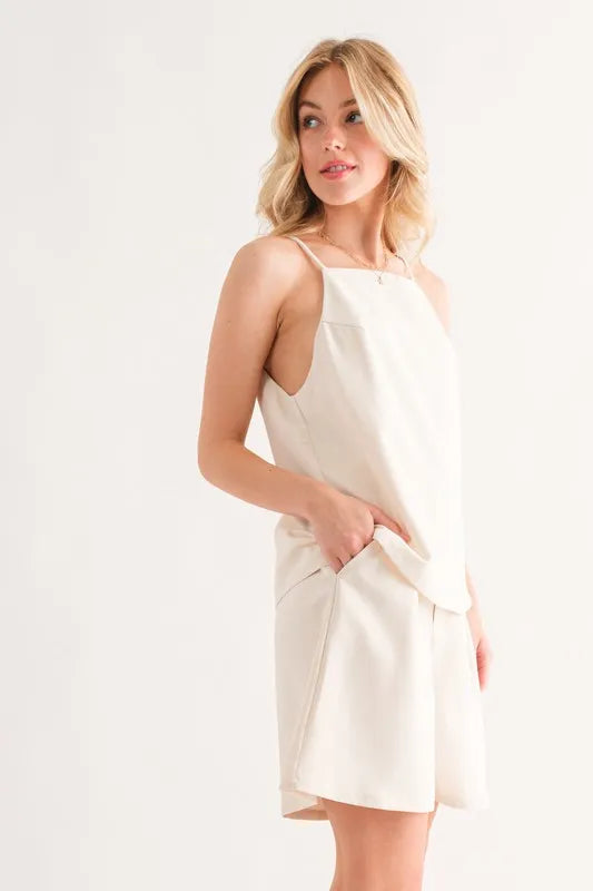 Sleeveless basic cami top with pockets and seam detail, slightly stretchy.