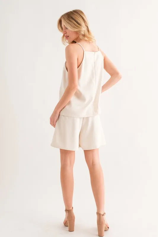Sleeveless basic cami top with pockets and seam detail, slightly stretchy.