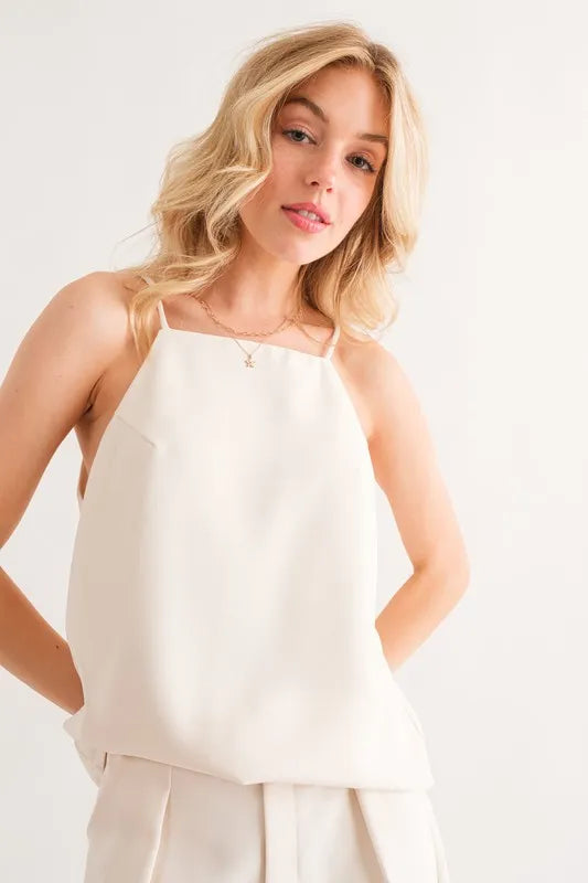 Sleeveless basic cami top with pockets and seam detail, slightly stretchy.