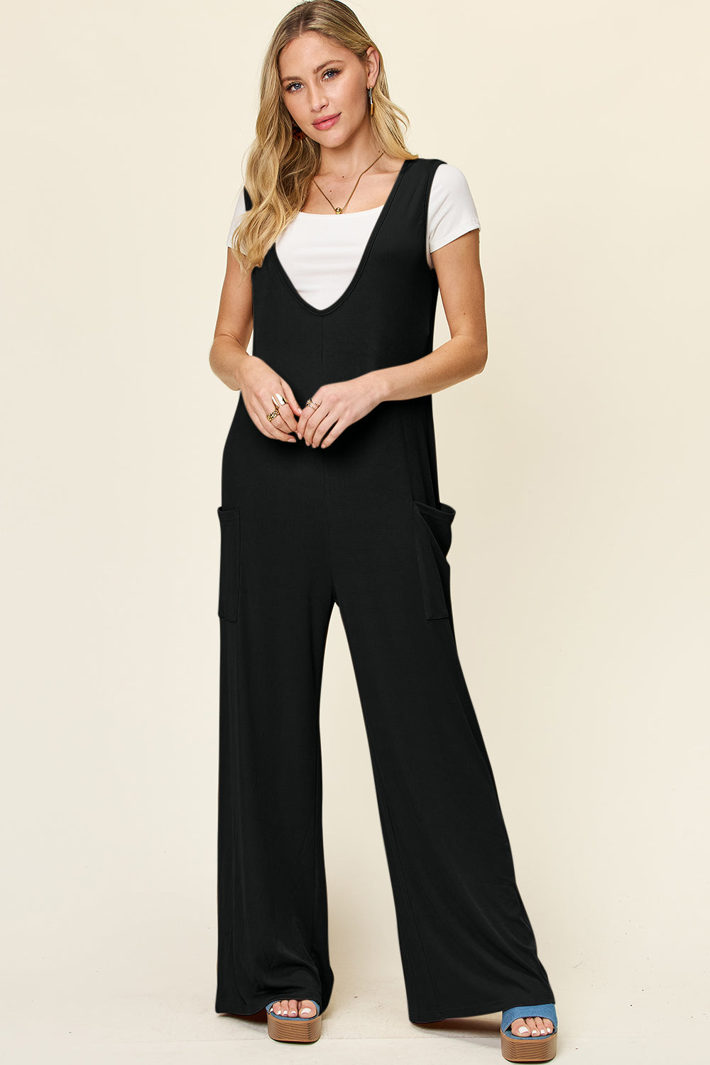 Round Neck Pocketed Sleeveless Jumpsuit.