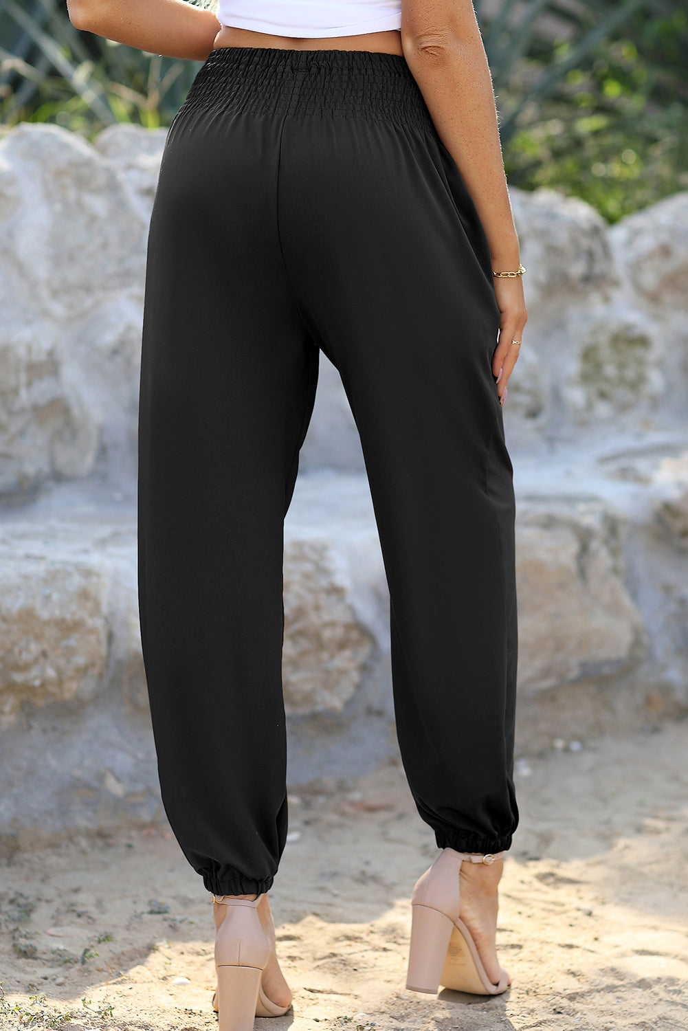 Smocked joggers with pockets, opaque.