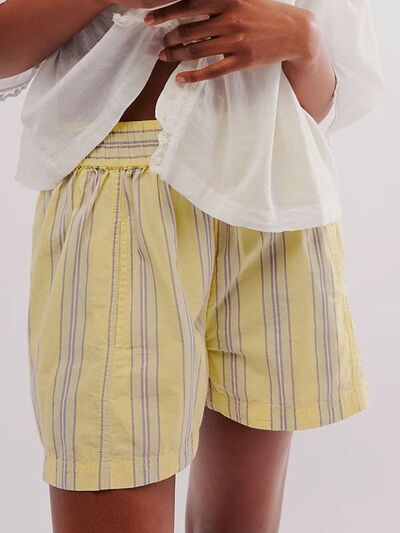 Heart-pattern rolled hem denim shorts with pockets.