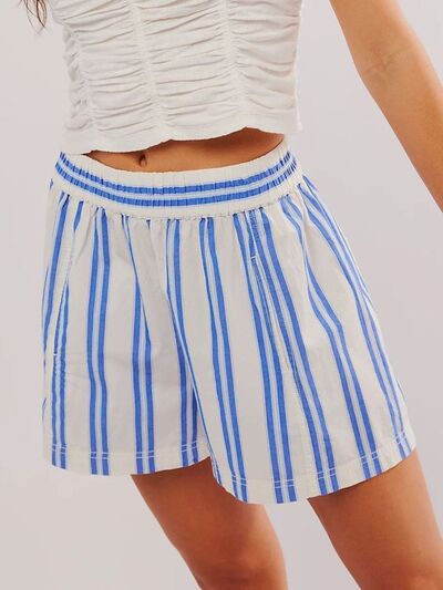 Heart-pattern rolled hem denim shorts with pockets.