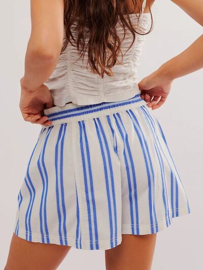 Heart-pattern rolled hem denim shorts with pockets.