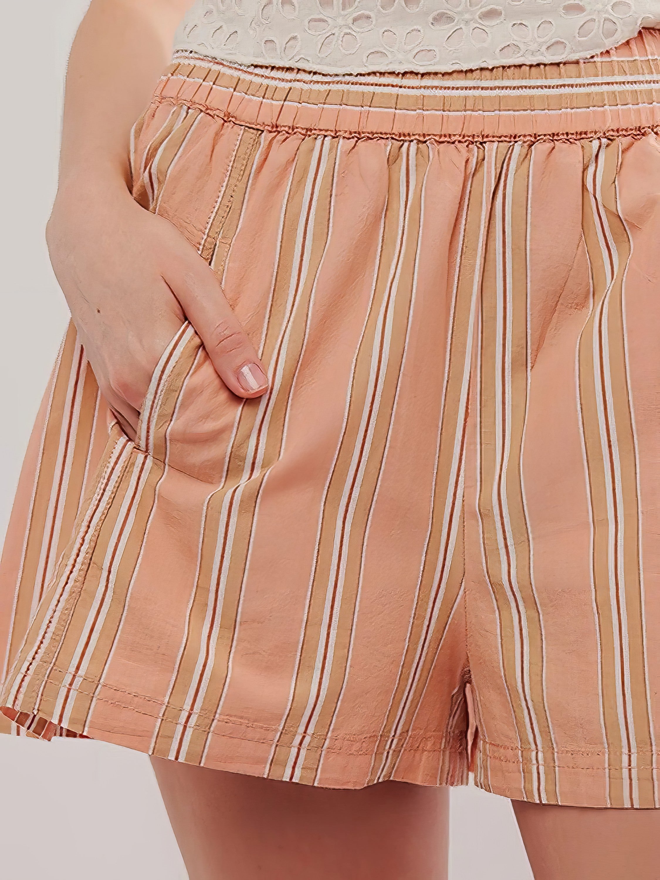 Striped high-waist linen blend summer shorts with pockets.